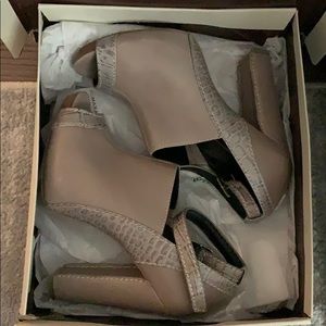 Bcbg maxazria grey leather heel